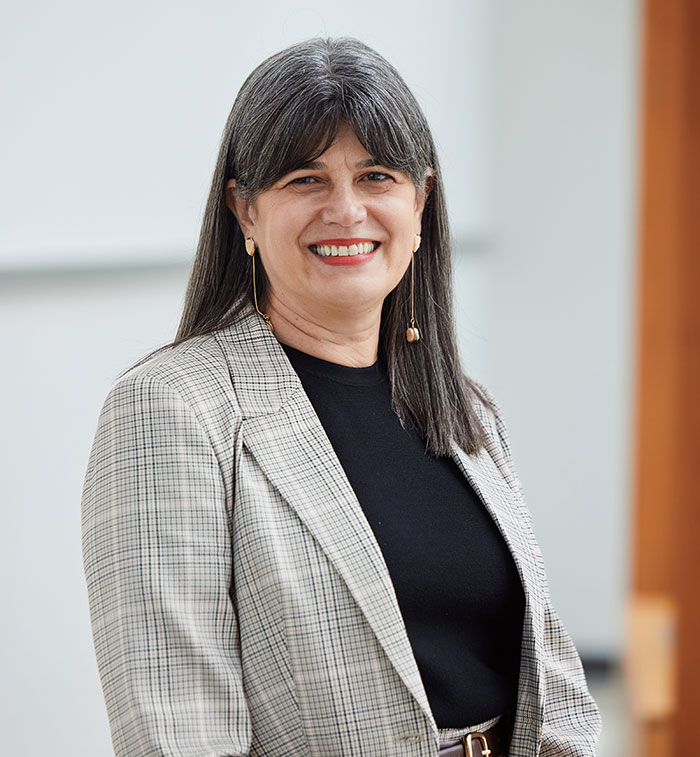 Dr. Andrea Esteves
